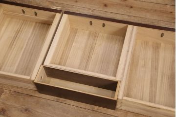 中古　美品　国産　ケヤキ材　縦桟が上品な和の趣を演出する水屋箪笥(食器棚、和風キャビネット、収納棚)(定価約60万円)(R-051040)