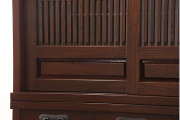 中古　美品　国産　ケヤキ材　縦桟が上品な和の趣を演出する水屋箪笥(食器棚、和風キャビネット、収納棚)(定価約60万円)(R-051040)