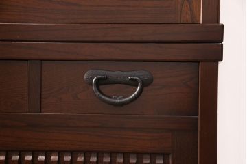 中古　美品　国産　ケヤキ材　縦桟が上品な和の趣を演出する水屋箪笥(食器棚、和風キャビネット、収納棚)(定価約60万円)(R-051040)
