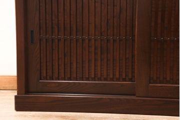 中古　美品　国産　ケヤキ材　縦桟が上品な和の趣を演出する水屋箪笥(食器棚、和風キャビネット、収納棚)(定価約60万円)(R-051040)