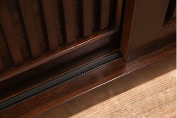 中古　美品　国産　ケヤキ材　縦桟が上品な和の趣を演出する水屋箪笥(食器棚、和風キャビネット、収納棚)(定価約60万円)(R-051040)