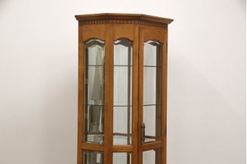 中古　横浜クラシック家具　ダニエル(Daniel)　アーリーアメリカン　A-214　温かみのある空間を演出するガラスケース(飾り棚、キュリオケース、コレクションケース、キャビネット)(定価約67万円)(R-051041)