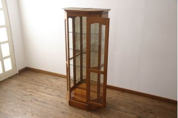 中古　横浜クラシック家具　ダニエル(Daniel)　アーリーアメリカン　A-214　温かみのある空間を演出するガラスケース(飾り棚、キュリオケース、コレクションケース、キャビネット)(定価約67万円)(R-051041)