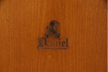 中古　横浜クラシック家具　ダニエル(Daniel)　アーリーアメリカン　A-214　温かみのある空間を演出するガラスケース(飾り棚、キュリオケース、コレクションケース、キャビネット)(定価約67万円)(R-051041)