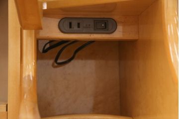 中古　IDC大塚家具　アベイル　バーズアイ(鳥眼杢)　メープル　温かみのある色合いと滑らかで美しい木肌がラグジュアリーな空間を演出するドレッサー、チェアセット(鏡台、姿見)(定価約24万円)(R-051043)