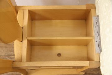 中古　IDC大塚家具　アベイル　バーズアイ(鳥眼杢)　メープル　温かみのある色合いと滑らかで美しい木肌がラグジュアリーな空間を演出するドレッサー、チェアセット(鏡台、姿見)(定価約24万円)(R-051043)