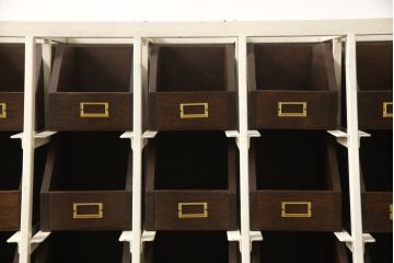ヴィンテージ家具　ホワイトカラーのアイアンフレームと木箱の組み合わせがおしゃれな収納棚(部品入れ、陳列棚、パーツ入れ、店舗什器、小物収納、ビンテージ)(R-051044)