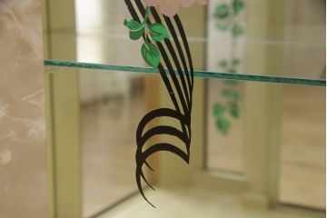 イギリスヴィンテージ　希少品!バラの絵柄が女性らしい可憐さを演出するガラスケース(陳列棚、ショーケース、キャビネット、ビンテージ)(R-051048)