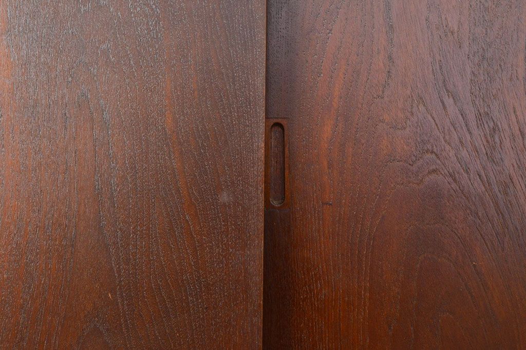 デンマークヴィンテージ　チーク材　北欧家具らしいスタイリッシュさが魅力のサイドボード(収納棚、戸棚、サイドキャビネット、ビンテージ)(R-051052)