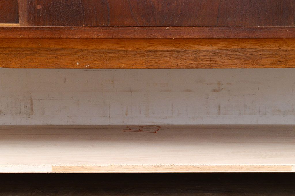 デンマークヴィンテージ　チーク材　北欧家具らしいスタイリッシュさが魅力のサイドボード(収納棚、戸棚、サイドキャビネット、ビンテージ)(R-051052)