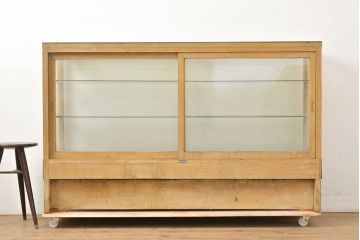 和製アンティーク　ナラ材の素朴な木肌がレトロな雰囲気を演出するガラスケース(収納棚、陳列棚、ショーケース)(R-051055)