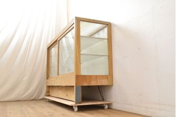 和製アンティーク　ナラ材の素朴な木肌がレトロな雰囲気を演出するガラスケース(収納棚、陳列棚、ショーケース)(R-051055)