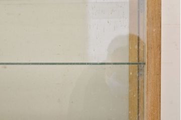 和製アンティーク　ナラ材の素朴な木肌がレトロな雰囲気を演出するガラスケース(収納棚、陳列棚、ショーケース)(R-051055)
