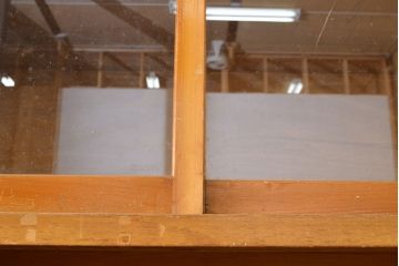 アンティーク家具　昭和中期　ラワン材　たっぷり収納できる!素朴な木の風合いが味わい深い収納棚(サイドキャビネット、飾り棚、陳列棚、店舗什器)(R-051059)