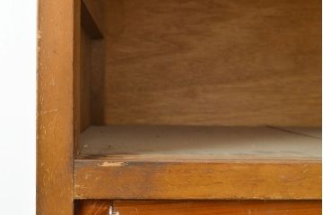 アンティーク家具　昭和中期　ラワン材　たっぷり収納できる!素朴な木の風合いが味わい深い収納棚(サイドキャビネット、飾り棚、陳列棚、店舗什器)(R-051059)