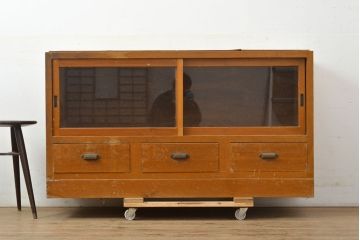アンティーク家具　昭和中期　ラワン材　リビングボードとしてもおすすめ!素朴な木の風合いが味わい深い収納棚(サイドボード、飾り棚、陳列棚、店舗什器、引き出し)(R-051060)