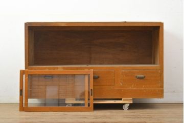 アンティーク家具　昭和中期　ラワン材　リビングボードとしてもおすすめ!素朴な木の風合いが味わい深い収納棚(サイドボード、飾り棚、陳列棚、店舗什器、引き出し)(R-051060)