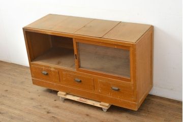 アンティーク家具　昭和中期　ラワン材　リビングボードとしてもおすすめ!素朴な木の風合いが味わい深い収納棚(サイドボード、飾り棚、陳列棚、店舗什器、引き出し)(R-051060)