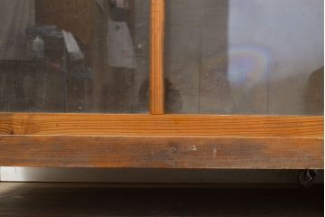 和製アンティーク　杉材　八尺もある特大サイズはレア!格子のガラスがノスタルジックな雰囲気を醸し出す重ね収納棚(ガラス戸棚、キャビネット、店舗什器)(R-051061)