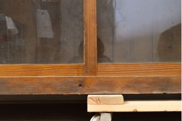 和製アンティーク　杉材　八尺もある特大サイズはレア!格子のガラスがノスタルジックな雰囲気を醸し出す重ね収納棚(ガラス戸棚、キャビネット、店舗什器)(R-051061)