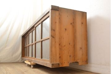 和製アンティーク　杉材　八尺もある特大サイズはレア!格子のガラスがノスタルジックな雰囲気を醸し出す収納棚(サイドボード、ガラス戸棚、キャビネット、店舗什器)(R-051062)