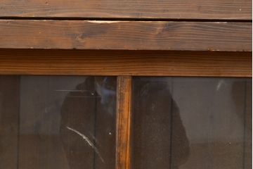 和製アンティーク　杉材　八尺もある特大サイズはレア!格子のガラスがノスタルジックな雰囲気を醸し出す収納棚(サイドボード、ガラス戸棚、キャビネット、店舗什器)(R-051063)