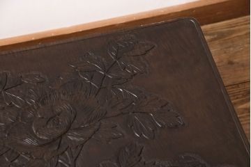 中古　美品　特注品　激レア!重厚な脚と厚みのある天板が魅力的な日光彫りの座卓(ローテーブル)(R-051068)