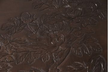 中古　美品　特注品　激レア!重厚な脚と厚みのある天板が魅力的な日光彫りの座卓(ローテーブル)(R-051068)