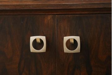 ビンテージ家具　山品木工　ローズウッド　絶版品　高級感漂う上品なキャビネット(収納棚、飾り棚、本箱、ブックケース、ヴィンテージ)(R-051075)
