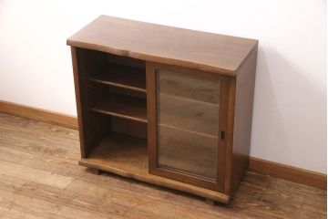 中古　美品　カリモク家具(karimoku)　分厚い天板が存在感を放つ和風の戸棚(収納棚、キャビネット、サイドボード)(R-051078)