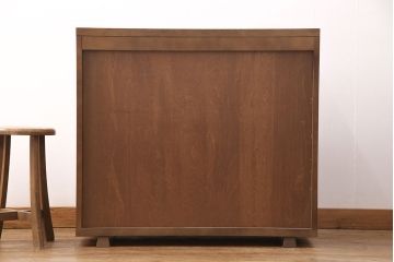 中古　美品　カリモク家具(karimoku)　分厚い天板が存在感を放つ和風の戸棚(収納棚、キャビネット、サイドボード)(R-051078)