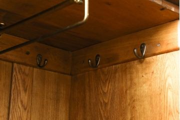 イギリスアンティーク　上手物　凝った彫りが華やかな印象をもたらす、クラシカルなデザインのワードローブ(洋服タンス、クローゼット)(R-051082)