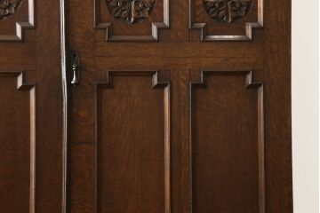 イギリスアンティーク　上手物　凝った彫りが華やかな印象をもたらす、クラシカルなデザインのワードローブ(洋服タンス、クローゼット)(R-051082)