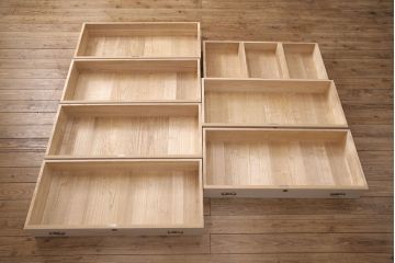 中古　在銘　総桐　かくし付き　上品な佇まいの加茂総桐箪笥(胴丸)(総桐たんす、和タンス、衣装箪笥、着物箪笥)(定価約140万円)(R-051088)