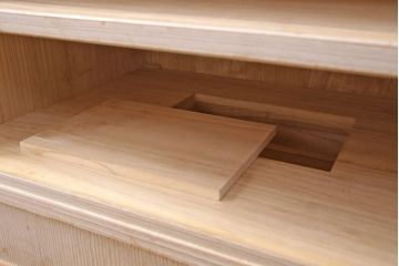 中古　在銘　総桐　かくし付き　上品な佇まいの加茂総桐箪笥(胴丸)(総桐たんす、和タンス、衣装箪笥、着物箪笥)(定価約140万円)(R-051088)