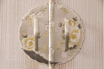 中古　在銘　総桐　かくし付き　上品な佇まいの加茂総桐箪笥(胴丸)(総桐たんす、和タンス、衣装箪笥、着物箪笥)(定価約140万円)(R-051088)