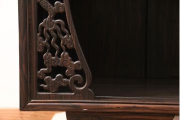 和製ヴィンテージ　総黒檀(コクタン)材　珍しいデザインを楽しめる上品な佇まいの飾り棚(茶棚、収納棚、ビンテージ)(R-051089)