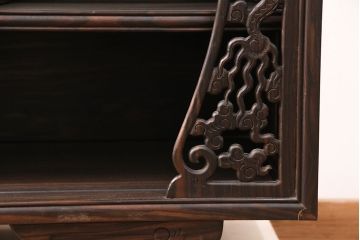 和製ヴィンテージ　総黒檀(コクタン)材　珍しいデザインを楽しめる上品な佇まいの飾り棚(茶棚、収納棚、ビンテージ)(R-051089)
