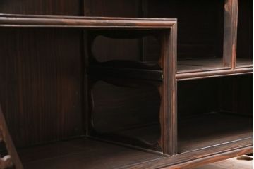 和製ヴィンテージ　総黒檀(コクタン)材　珍しいデザインを楽しめる上品な佇まいの飾り棚(茶棚、収納棚、ビンテージ)(R-051089)