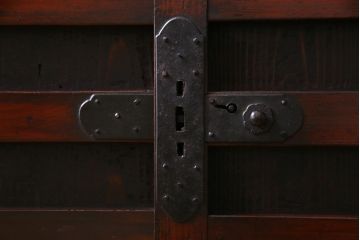 ラフジュ工房オリジナル　明治期の建具を活用した味のある佇まいの戸棚(収納棚)(R-051090)