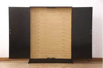 中古　香川漆器　伝統工芸士・小松庄一作　かくし付き　桐材　色彩豊かな漆絵が優美な存在感を放つ衣装箪笥(着物箪笥、収納箪笥、引き出し、桐箪笥)(定価約220万円)(R-051107)