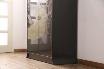 中古　香川漆器　伝統工芸士・小松庄一作　かくし付き　桐材　色彩豊かな漆絵が優美な存在感を放つ衣装箪笥(着物箪笥、収納箪笥、引き出し、桐箪笥)(定価約220万円)(R-051107)