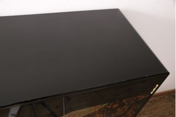 中古　香川漆器　伝統工芸士・小松庄一作　かくし付き　桐材　色彩豊かな漆絵が優美な存在感を放つ衣装箪笥(着物箪笥、収納箪笥、引き出し、桐箪笥)(定価約220万円)(R-051107)