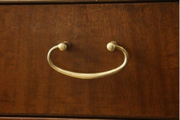 イギリスヴィンテージ　チーク材　ゴールドの引手が上品さを高めるスタイリッシュなサイドボード(収納棚、戸棚、キャビネット、ビンテージ)(R-051108)