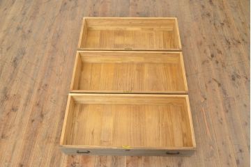 和製アンティーク　シンプルで上品な佇まいの衣装盆付き総桐箪笥(衣装箪笥、着物箪笥、和タンス、桐たんす)(R-051109)