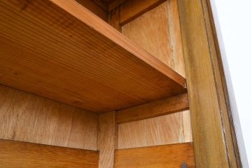 和製アンティーク　前面ナラ材　すっきりとした佇まいのレトロな重ねガラス戸棚(収納棚、キャビネット、食器棚)(R-051114)