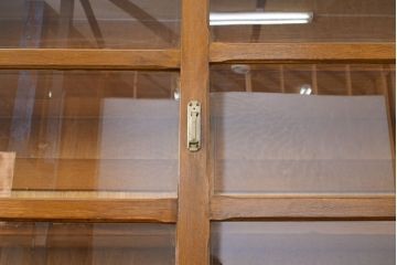 和製アンティーク　前面ナラ材　すっきりとした佇まいのレトロな重ねガラス戸棚(収納棚、キャビネット、食器棚)(R-051114)