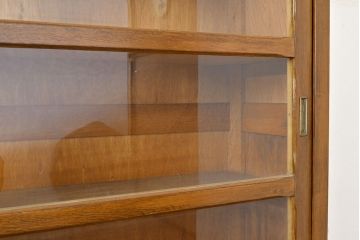 和製アンティーク　前面ナラ材　すっきりとした佇まいのレトロな重ねガラス戸棚(収納棚、キャビネット、食器棚)(R-051114)