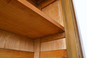 和製アンティーク　前面ナラ材　薄型サイズ　深みのある色合いが魅力のレトロなガラス戸棚(収納棚、キャビネット、食器棚)(R-051115)