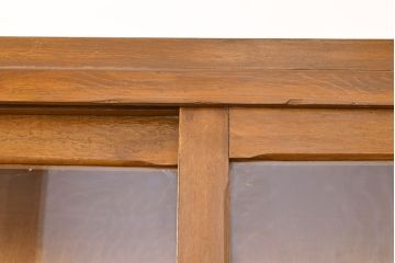 和製アンティーク　前面ナラ材　薄型サイズ　深みのある色合いが魅力のレトロなガラス戸棚(収納棚、キャビネット、食器棚)(R-051115)